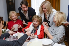 Od lewej: Magdalena Zawadzka, Oskar Świtała, Zofia Czerwińska, Joanna Kurowska, Ewa Wiśniewska Źródło: Plejada.pl